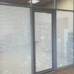 Монтаж матовой пленки MATTE WHITE «Полоски жалюзи» на офисные перегородки